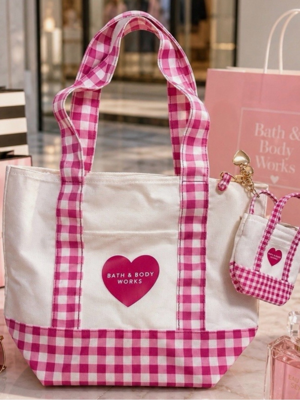 🆕💕 BATH & BODY WORKS LIMITED EDITION PINK GINGHAM TOTE BAG & MINI TOTE BAG CHARM